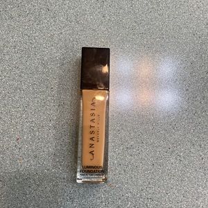 Anastasia luminous foundation shade: 270C